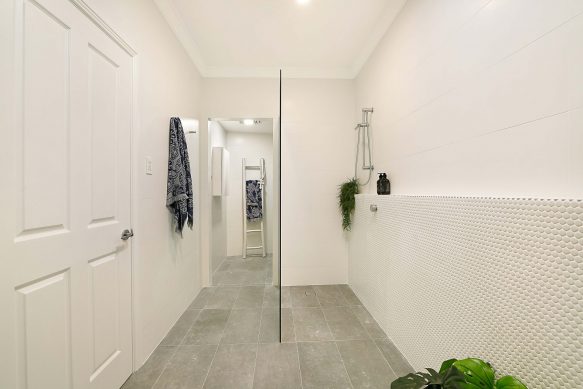 Luxurious Jade Guest bathroom